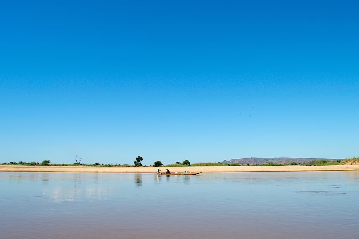 fleuve tsiribihina pirogue madagascar